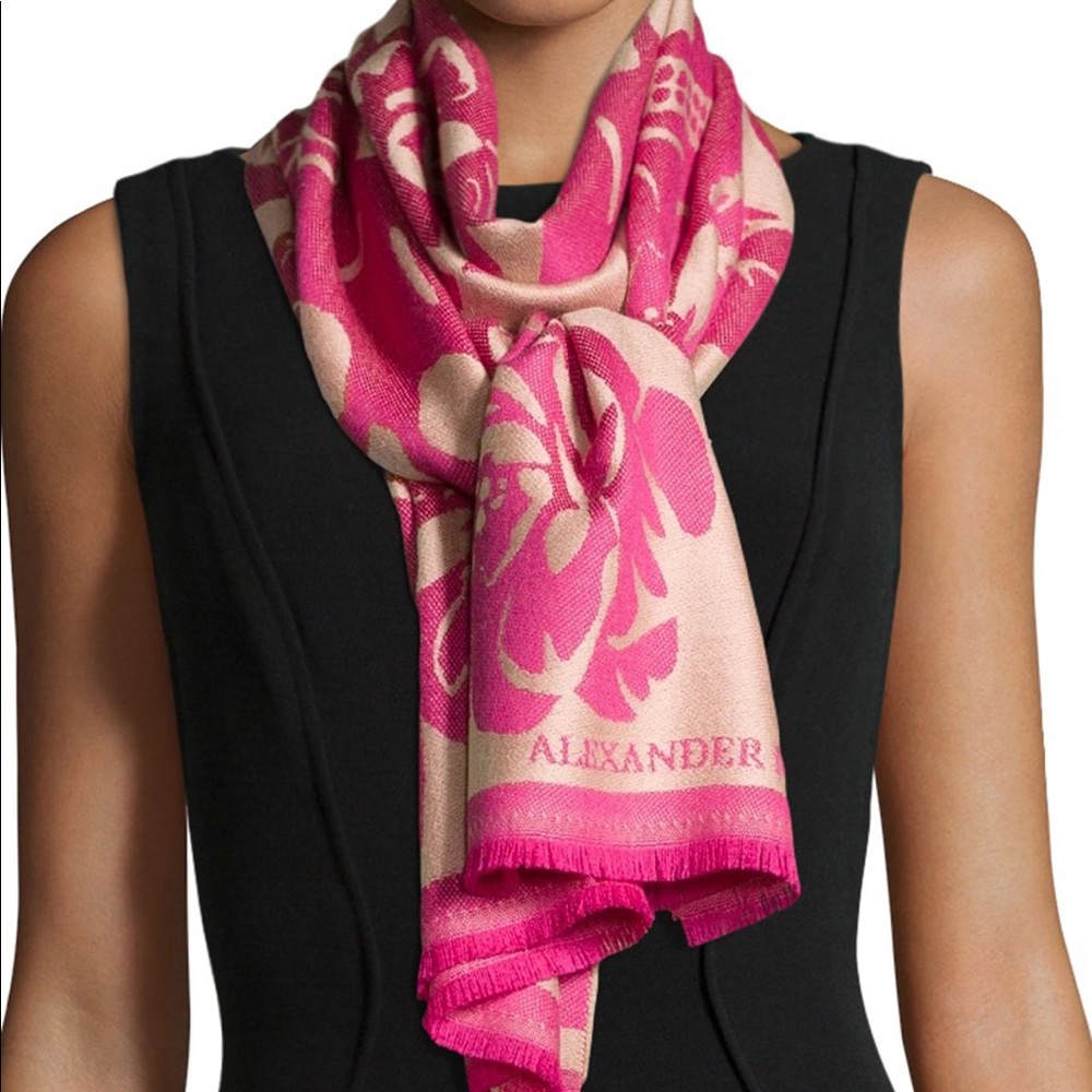 ✨New✨Alexander McQueen Oversize Bloom Skull Scarf